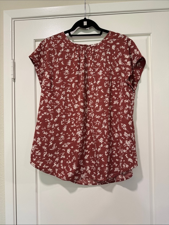Monday Fun Tops - Floral Cap-Sleeve Blouse in Rust with White Print
